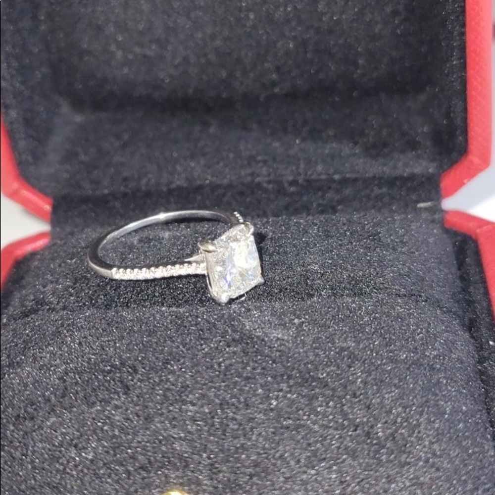 Cushion cut 2.5 carat Diamond engament ring